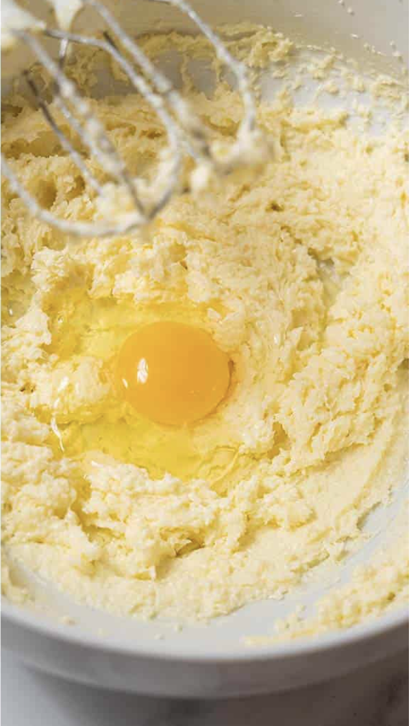 Creaming sugar and eggs